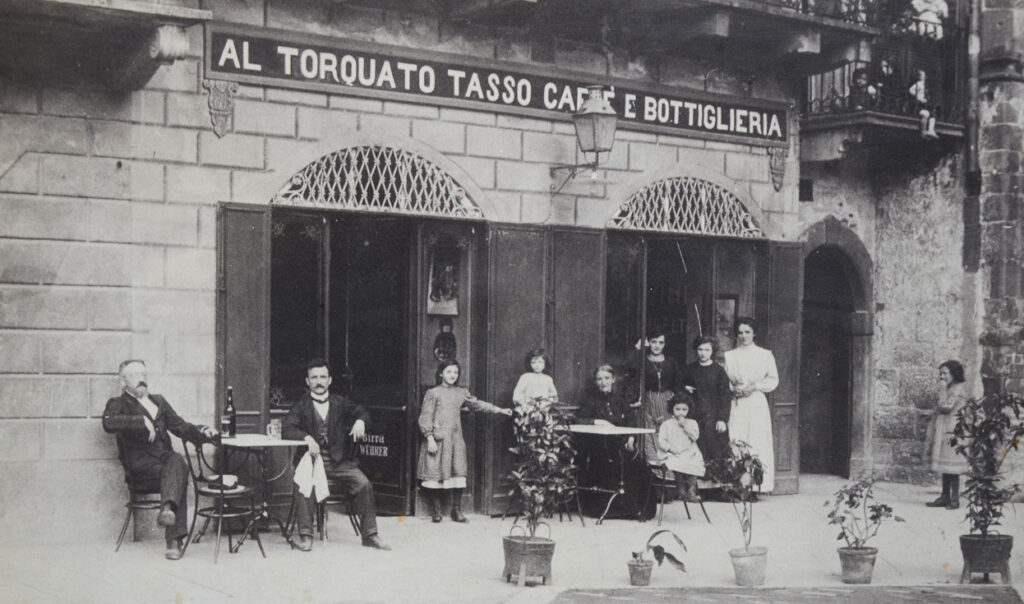 Foto storica del Caffè del Tasso, in Piazza vecchia a Bergamo